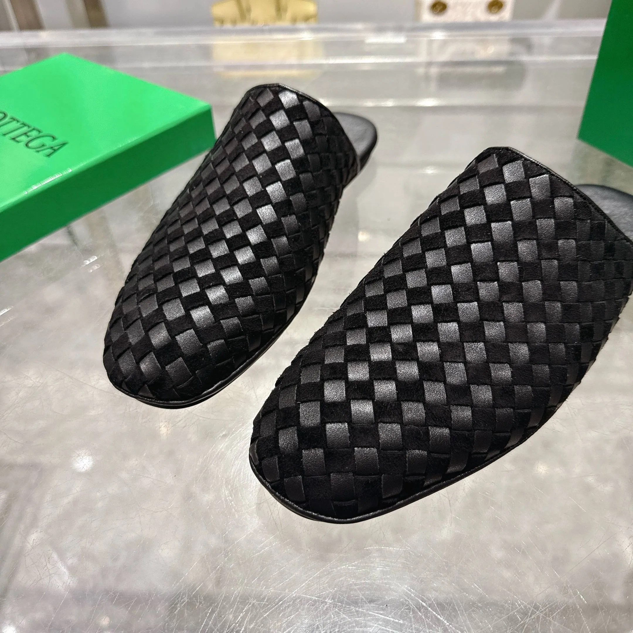 [BV] Top P: 720💰Size for couples: Female 35-39 Male 39--44 (Female 40. Male 38.45.46.47 customization is not returnable) [Note‼ ️] Add 💰 to size 46, add 💰 to size 47. Bottega Veneta's 2025 autumn counter synchronized genuine leather outsole classic woven half-drag couple model Bottega Veneta square toe flat shoes, imported mixed sheepskin, imported sheep! Leather outsole! [Rose][Rose]! Purely hand-woven and operated, the original board is reproduced one-to-one! quality assurance!